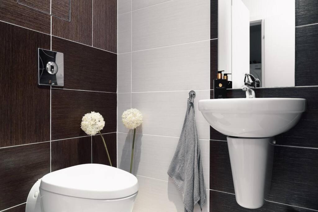 Prague Marina River View Apartment Close To City Centre Free Parking Exteriér fotografie